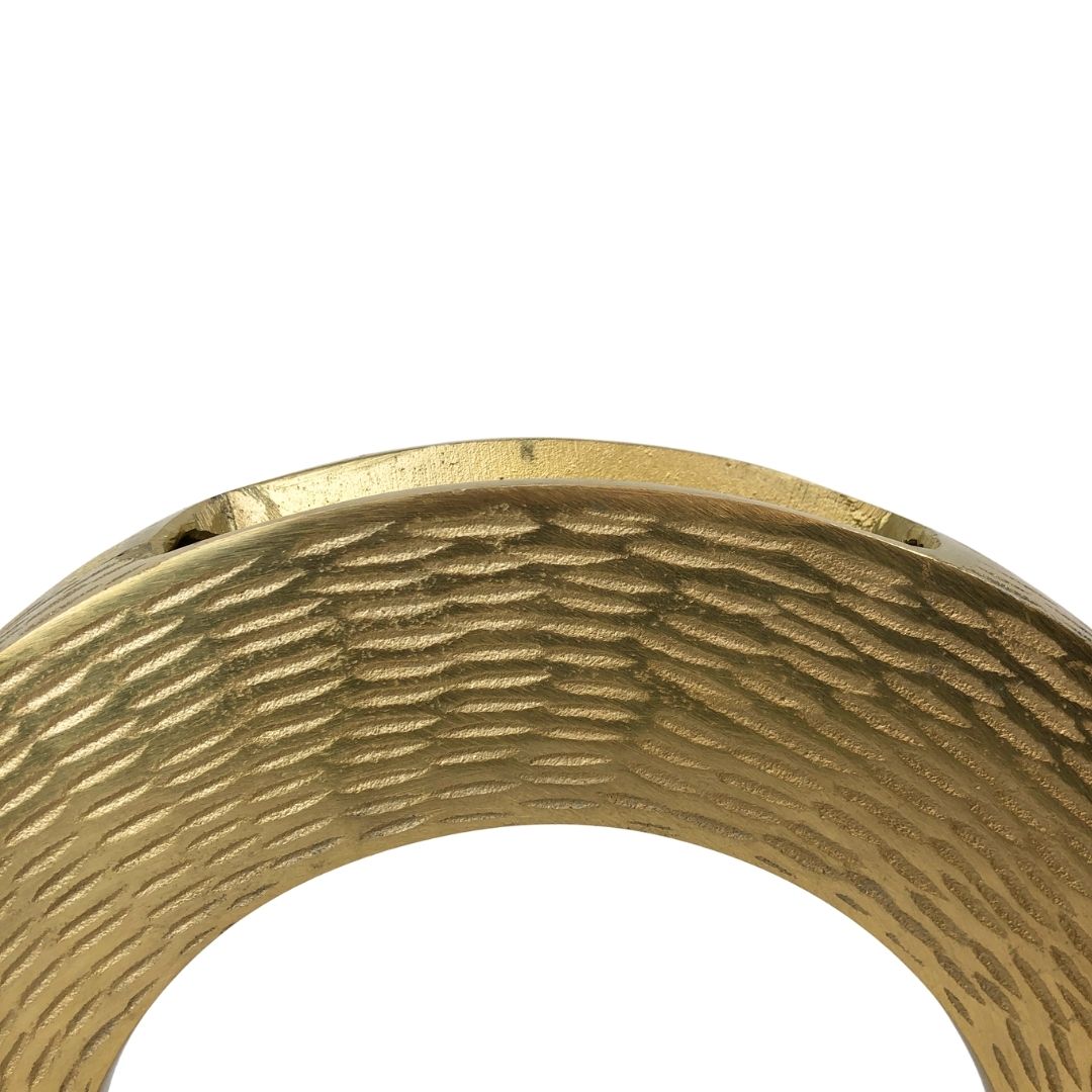 Escultura Circular de Mesa con Textura Martillada