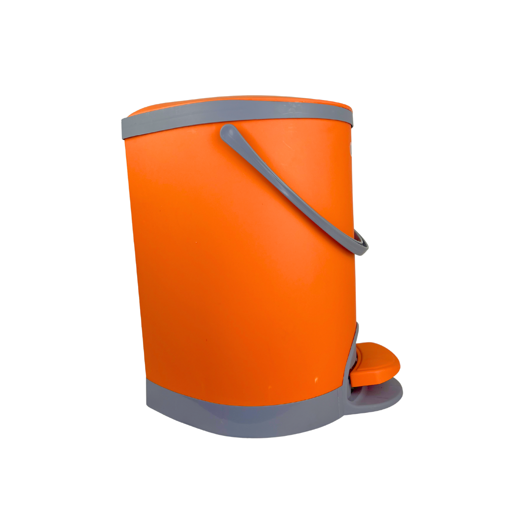 Bote de basura de plástico naranja