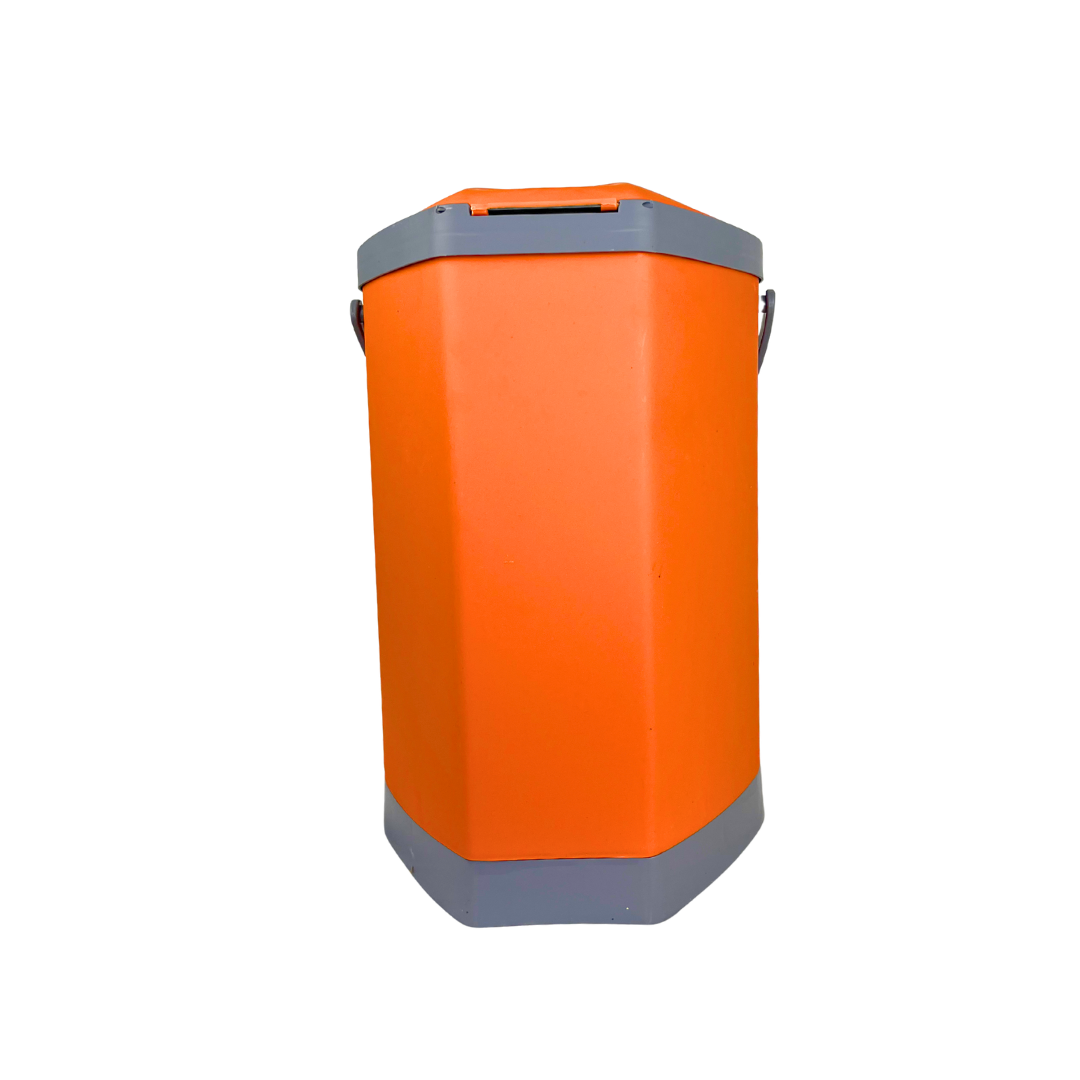Bote de basura de plástico naranja