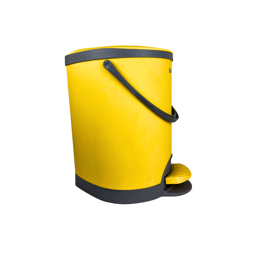Bote de basura de plástico amarillo