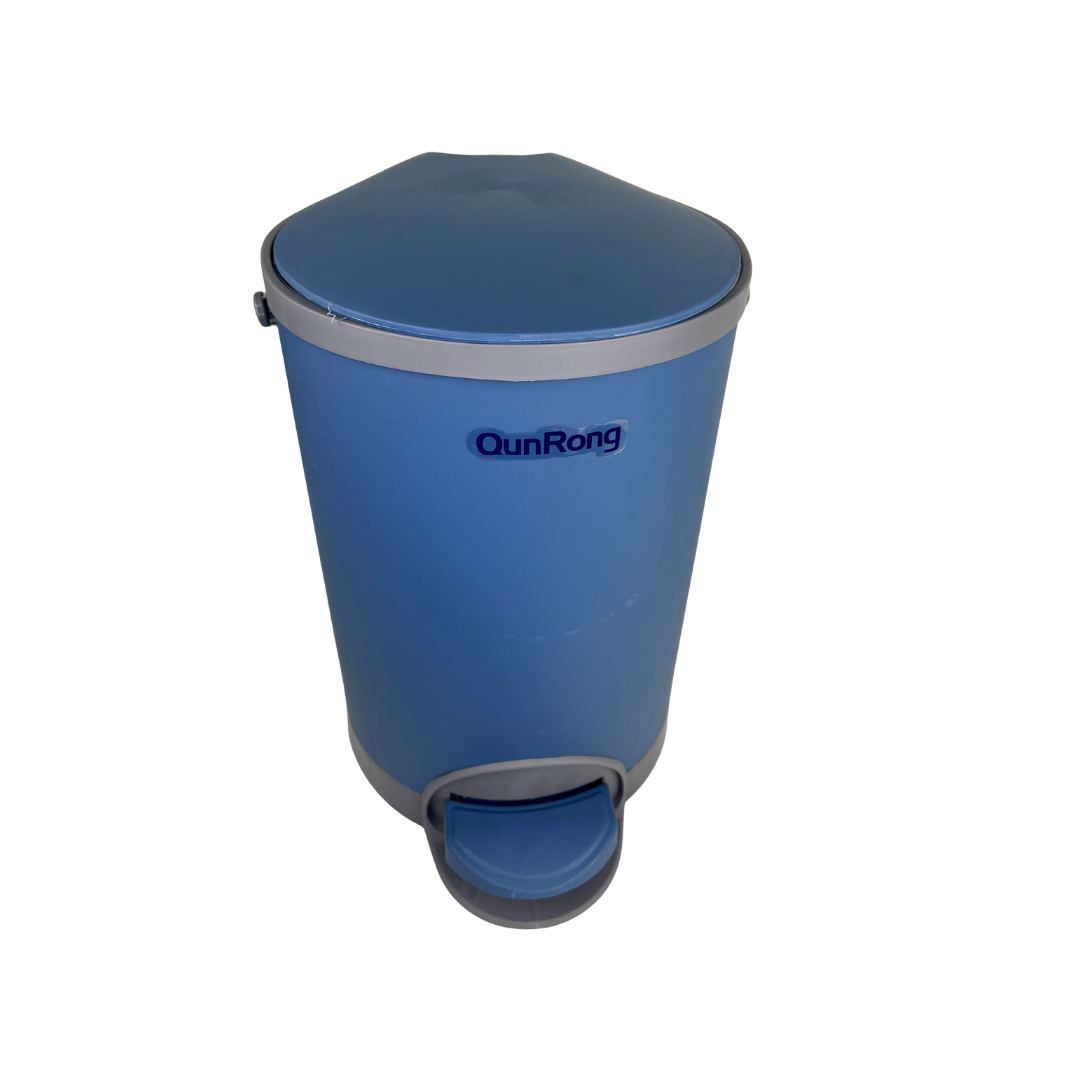 Bote de basura de plástico azul